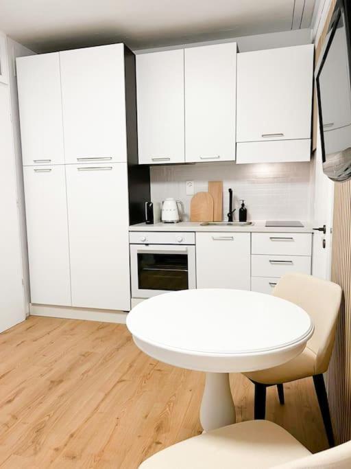 Bright Tiny Studio - Shared Pool & Sauna - Free Parking - Air Condition Muralto المظهر الخارجي الصورة